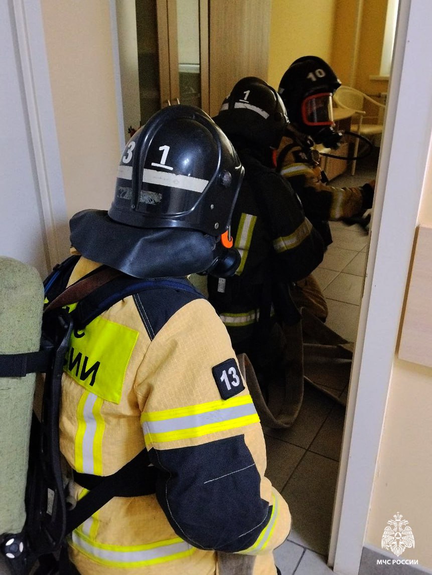 В Мелитополя сотрудники МЧС России отработали слаженность действий при ликвидации условного пожара в областной больнице В Мелитополя сотрудники МЧС России отработали слаженность действий при ликвидации условного пожара в областной больнице