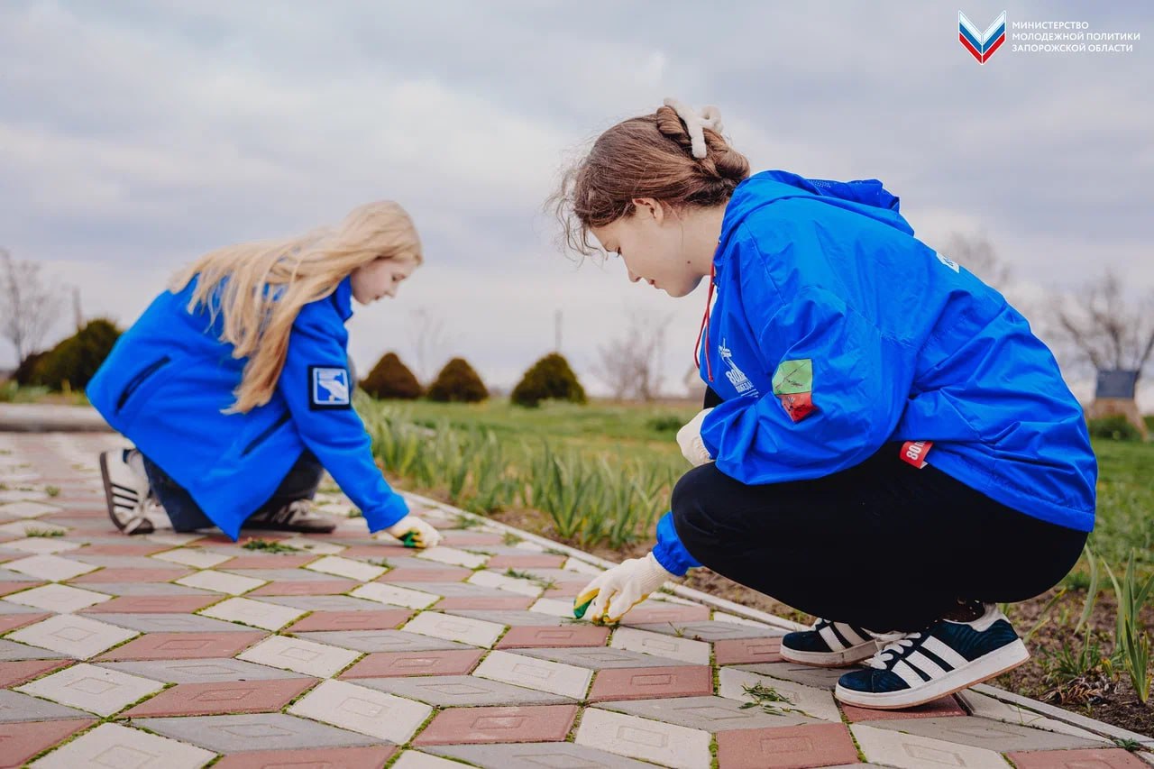 Оберегая историю: «Волонтеры Победы» провели субботник на мемориале в селе Тихоновка Оберегая историю: «Волонтеры Победы» провели субботник на мемориале в селе Тихоновка