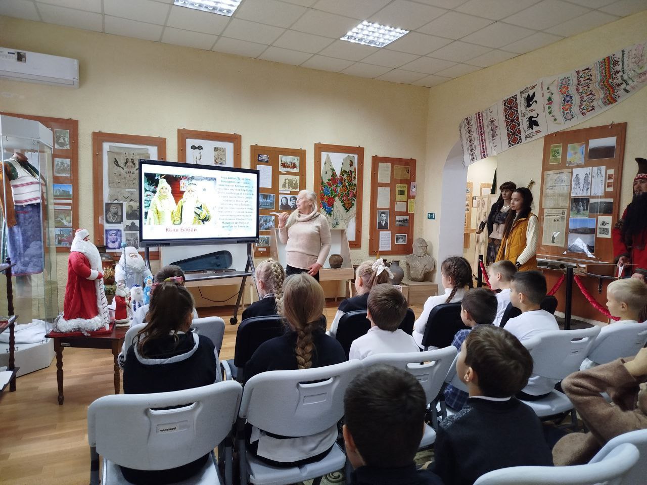 18 ноября ребята из Приазовской СШ №9 посетили познавательно-развлекательное мероприятие «В деревне Дедоморозовке», которое организовали для них сотрудники МБУ «Приазовский краеведческий музей» 18 ноября ребята из Приазовской СШ №9 посетили познавательно-развлекательное мероприятие «В деревне Дедоморозовке», которое организовали для них сотрудники МБУ «Приазовский краеведческий музей»