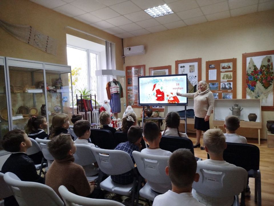 18 ноября ребята из Приазовской СШ №9 посетили познавательно-развлекательное мероприятие «В деревне Дедоморозовке», которое организовали для них сотрудники МБУ «Приазовский краеведческий музей»