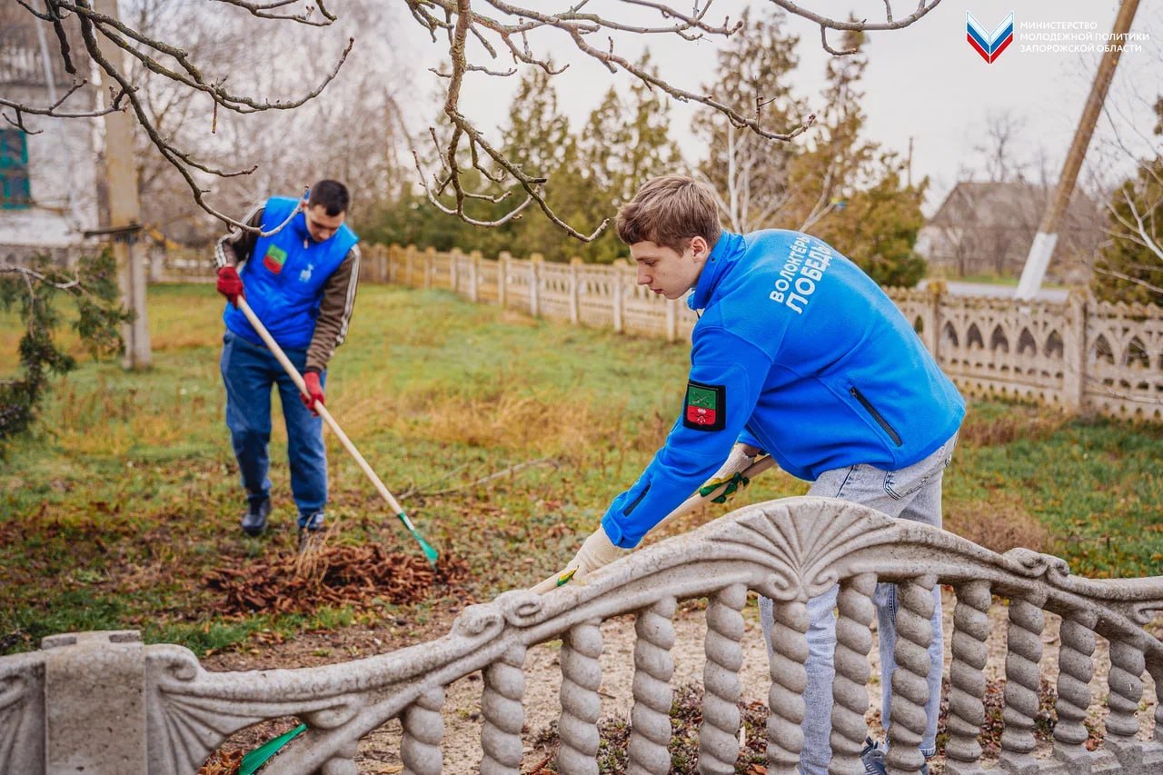 Оберегая историю: «Волонтеры Победы» провели субботник на мемориале в селе Тихоновка Оберегая историю: «Волонтеры Победы» провели субботник на мемориале в селе Тихоновка
