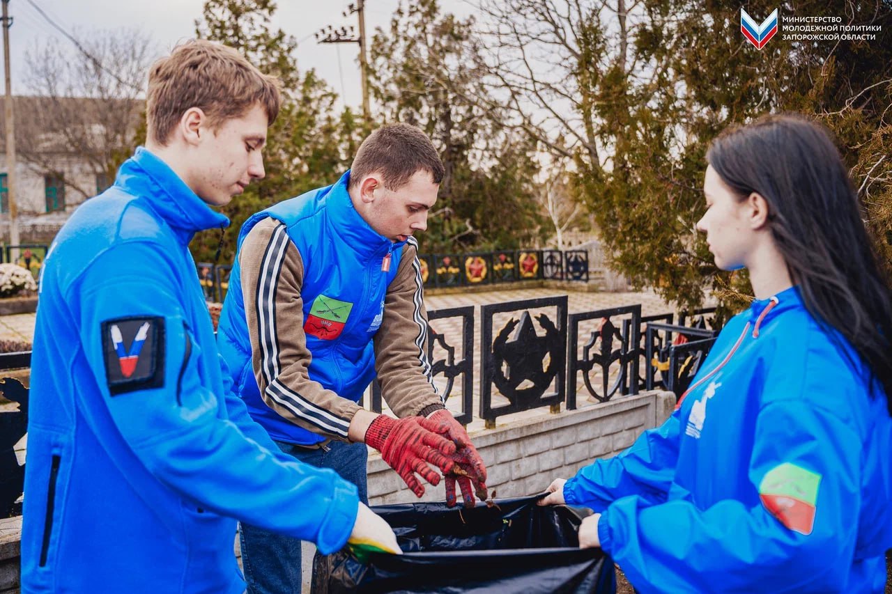 Оберегая историю: «Волонтеры Победы» провели субботник на мемориале в селе Тихоновка Оберегая историю: «Волонтеры Победы» провели субботник на мемориале в селе Тихоновка