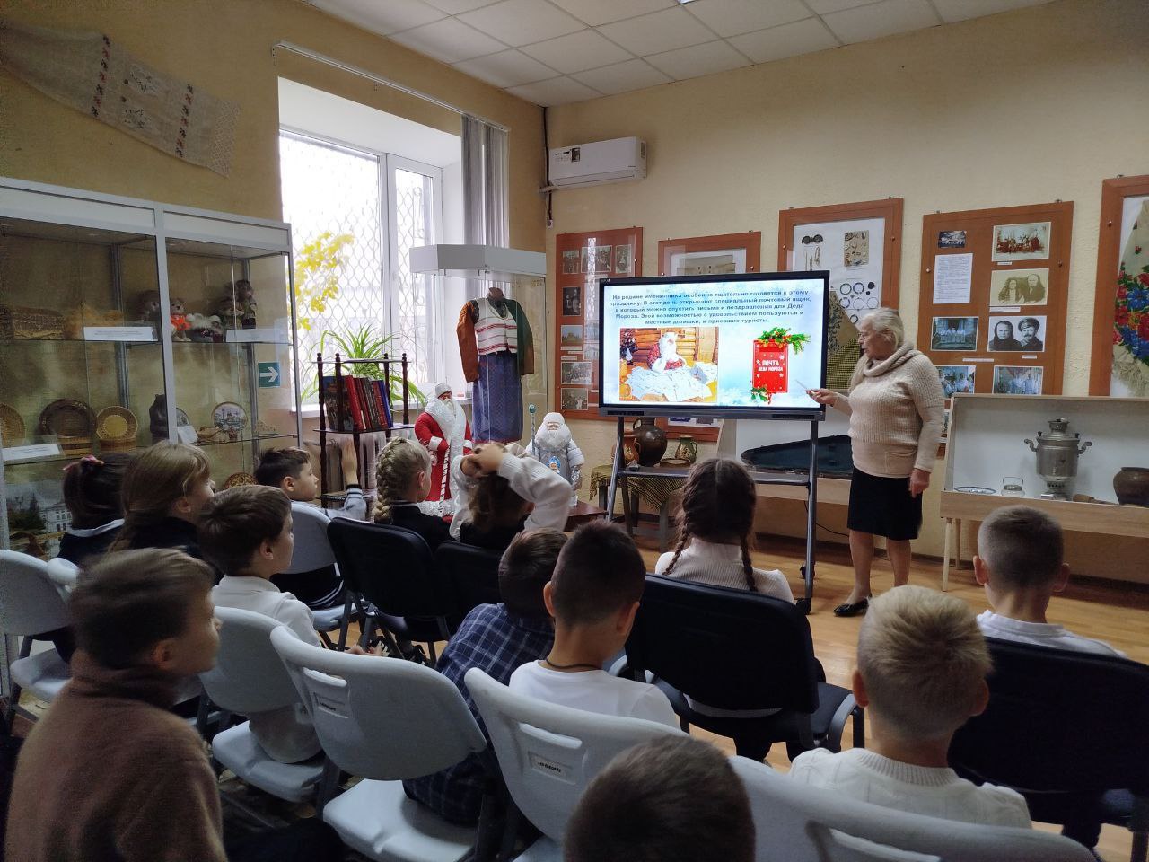 18 ноября ребята из Приазовской СШ №9 посетили познавательно-развлекательное мероприятие «В деревне Дедоморозовке», которое организовали для них сотрудники МБУ «Приазовский краеведческий музей» 18 ноября ребята из Приазовской СШ №9 посетили познавательно-развлекательное мероприятие «В деревне Дедоморозовке», которое организовали для них сотрудники МБУ «Приазовский краеведческий музей»