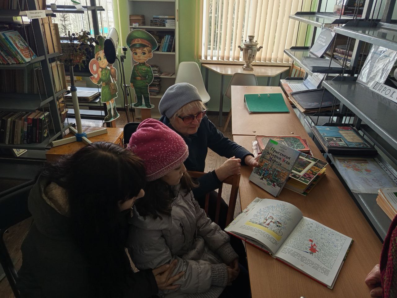 Сотрудники Зеленовских сельских клуба и библиотеки знакомили ребят и их родителей с Днем рождения деда Мороза, который приходится на 18 ноября Сотрудники Зеленовских сельских клуба и библиотеки знакомили ребят и их родителей с Днем рождения деда Мороза, который приходится на 18 ноября