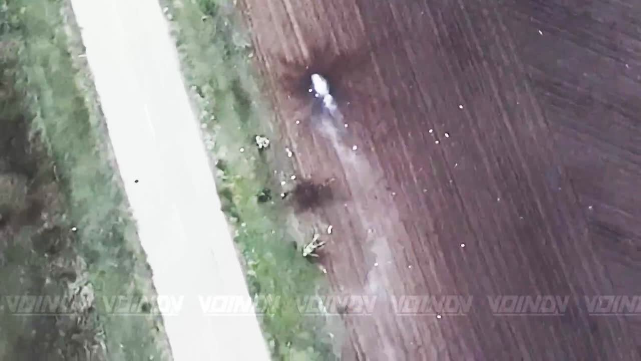 Противник покидает оборонительные позиции к востоку от Гуляйполя, надеясь спасти свою жизнь, но по итогу боевики остаются лежать вдоль дороги навсегда