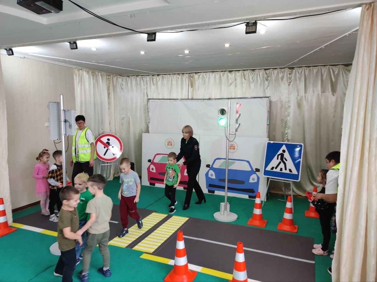 Сотрудники Госавтоинспекции совместно с "Лабораторией безопасности" продолжают посещать учебные учреждения Мелитопольского муниципального округа Сотрудники Госавтоинспекции совместно с "Лабораторией безопасности" продолжают посещать учебные учреждения Мелитопольского муниципального округа