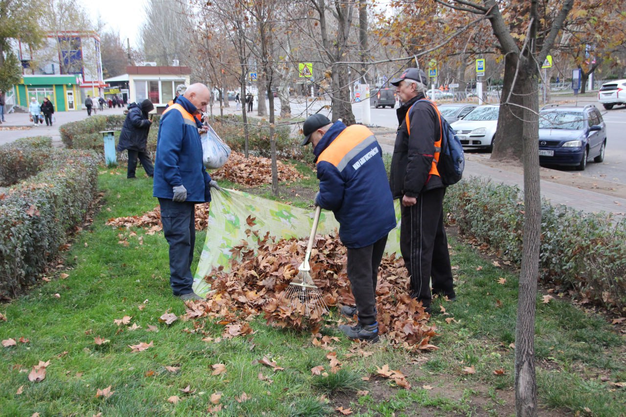 Коммунальщики Мелитополя провели уборку опавшей листвы Коммунальщики Мелитополя провели уборку опавшей листвы