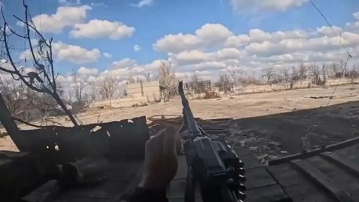 Российский боец оказывается в непосредственной близости от удара вражеского FPV-дрона