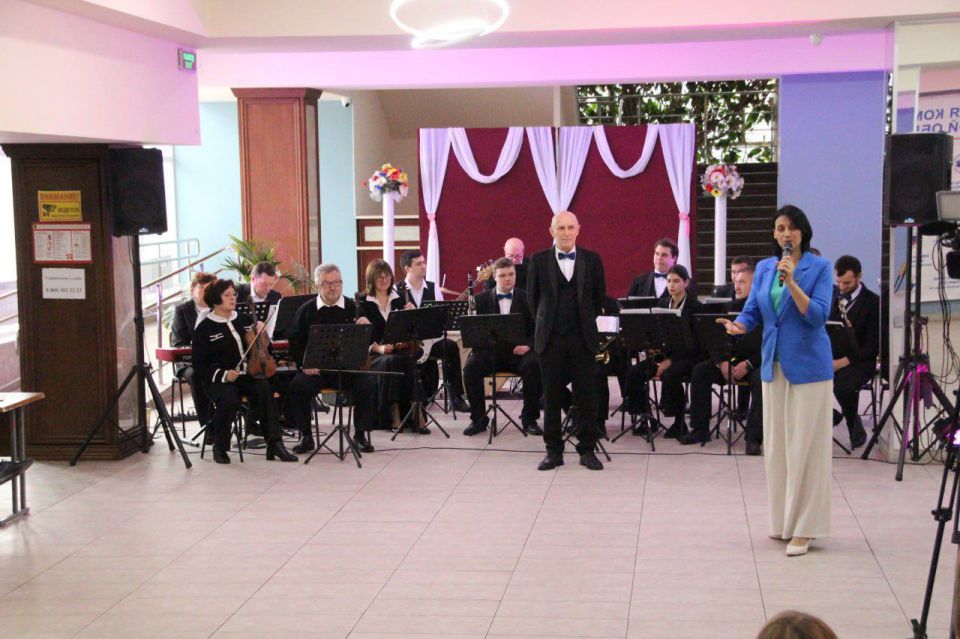 Музыкальный час «Встреча с оркестром» для воспитанников Мелитопольской специальной (коррекционной) общеобразовательной школы-интерната «Гармония» прошел в Областном центре искусств и народного творчества