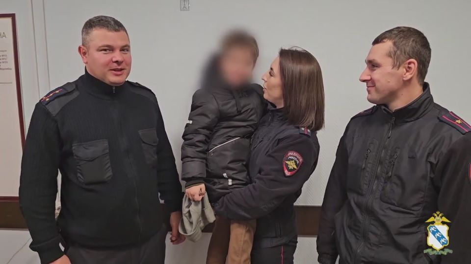 В Курске трое участковых уполномоченных вывели мальчика с отцом из квартиры, где начинался пожар