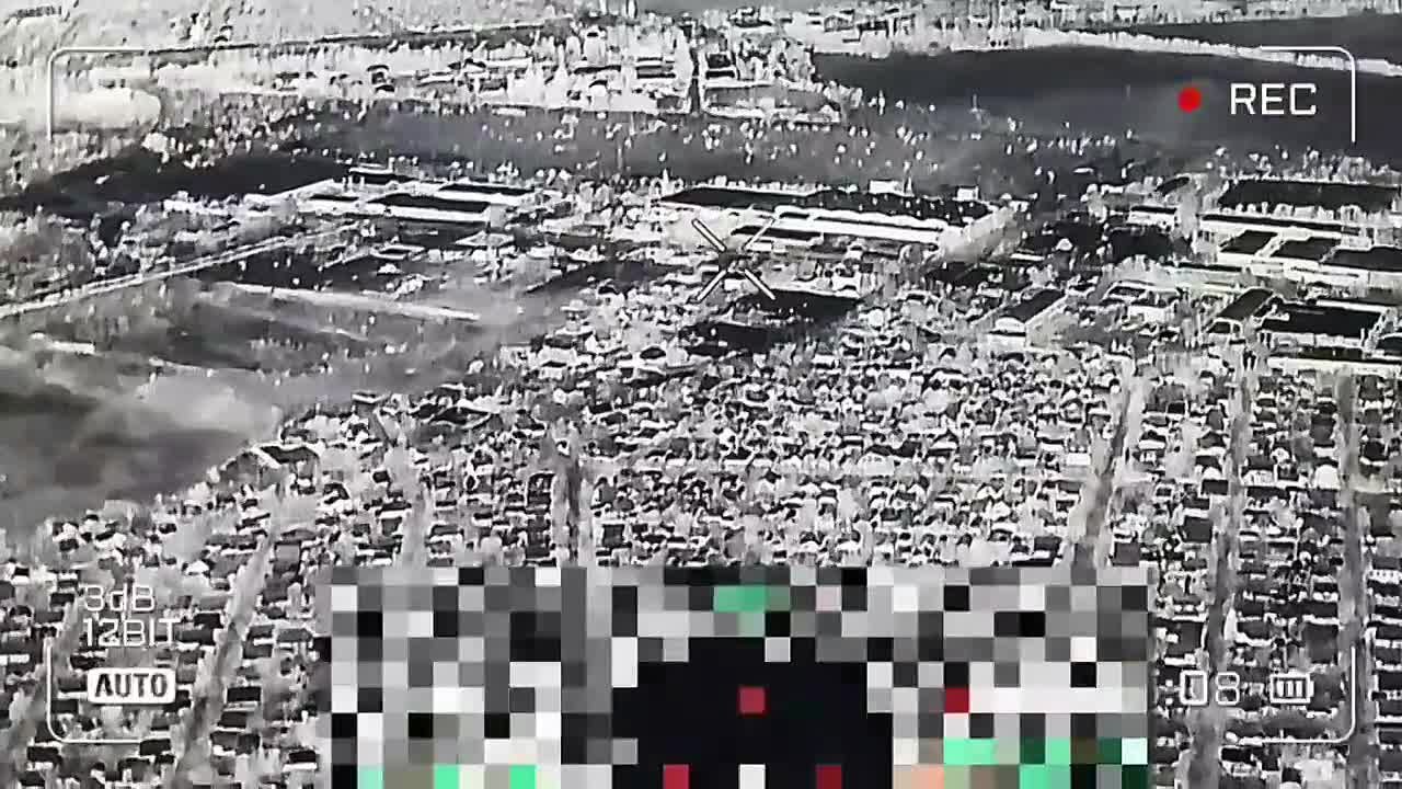 Кадры поражения артиллеристами 18 ОА ГрВ "Днепр" объектов ВСУ на территории промзоны в поселке Антоновка