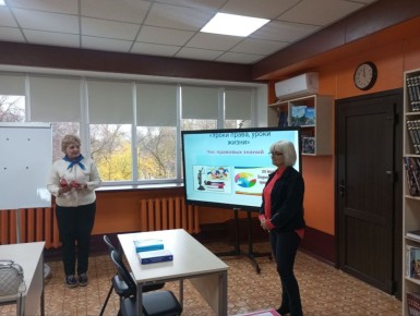 «Уроки права – уроки жизни»: накануне Всемирного дня прав ребёнка, в Токмакской центральной городской библиотеке прошёл час правовых знаний