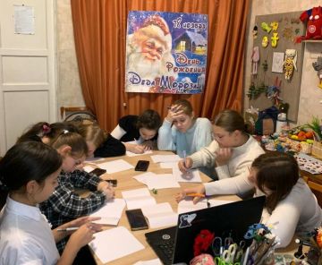 В день рождения Дедушки Мороза воспитанницы кружков Приазовского Дома культуры с удовольствием посмотрели фильм о вотчине главного Волшебника страны Великом Устюге и написали поздравительные письма с пожеланиями мира добра и...