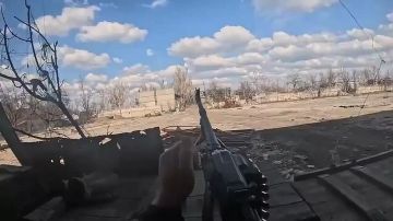 Российский боец оказывается в непосредственной близости от удара вражеского FPV-дрона