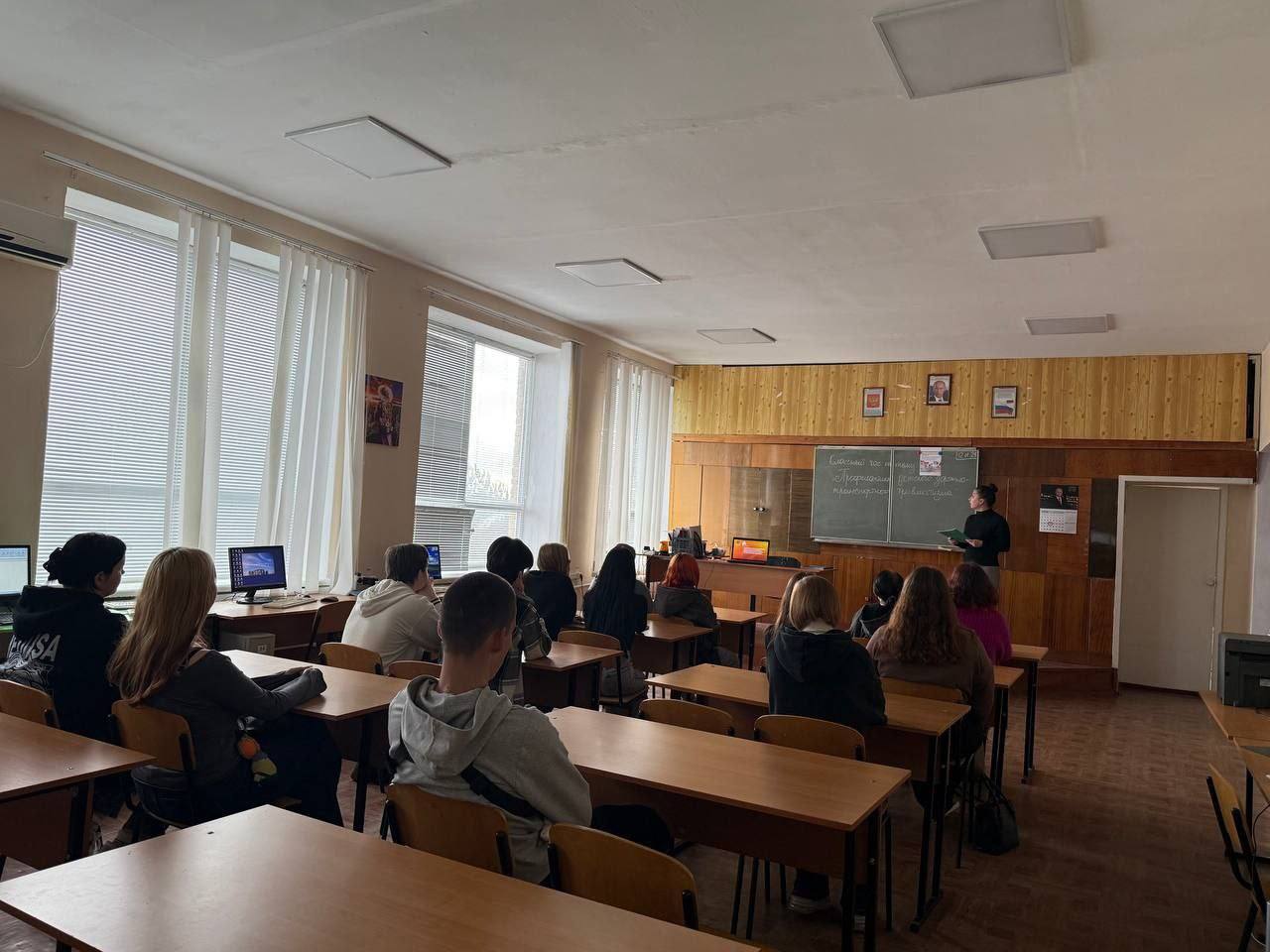 В Днепрорудненском профессиональном лицее прошли тематические классные часы по профилактике детского дорожно-транспортного травматизма В Днепрорудненском профессиональном лицее прошли тематические классные часы по профилактике детского дорожно-транспортного травматизма