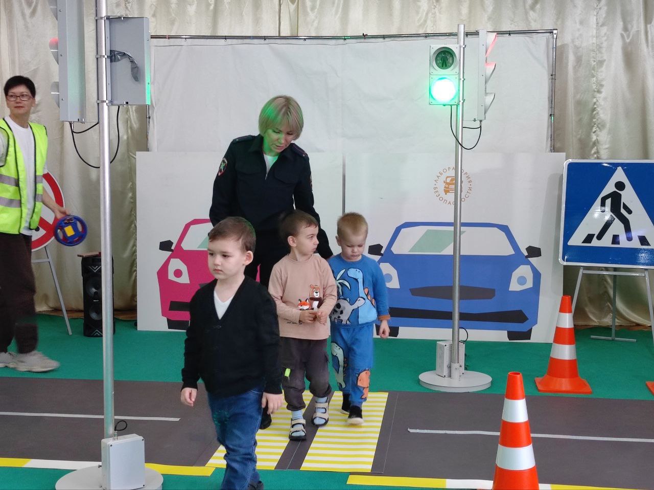 Сотрудники Госавтоинспекции совместно с "Лабораторией безопасности" продолжают посещать учебные учреждения Мелитопольского муниципального округа Сотрудники Госавтоинспекции совместно с "Лабораторией безопасности" продолжают посещать учебные учреждения Мелитопольского муниципального округа