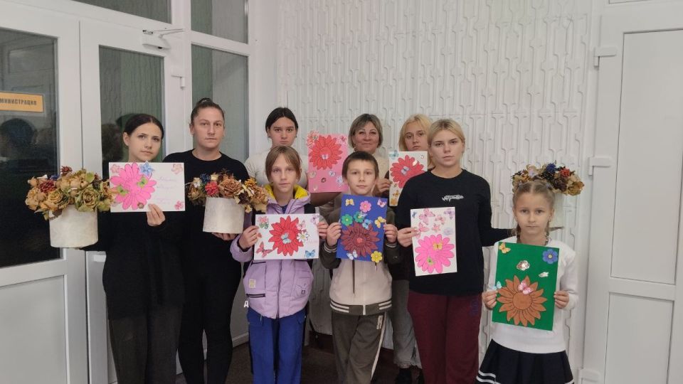 В Розовском СДК прошёл мастер-класс по изготовлению открыток ко Дню матери