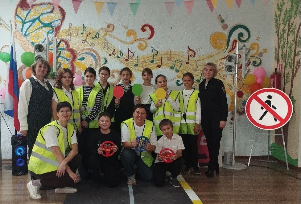 Сотрудники Госавтоинспекции совместно с "Лабораторией безопасности" продолжают посещать учебные учреждения Мелитопольского муниципального округа Сотрудники Госавтоинспекции совместно с "Лабораторией безопасности" продолжают посещать учебные учреждения Мелитопольского муниципального округа