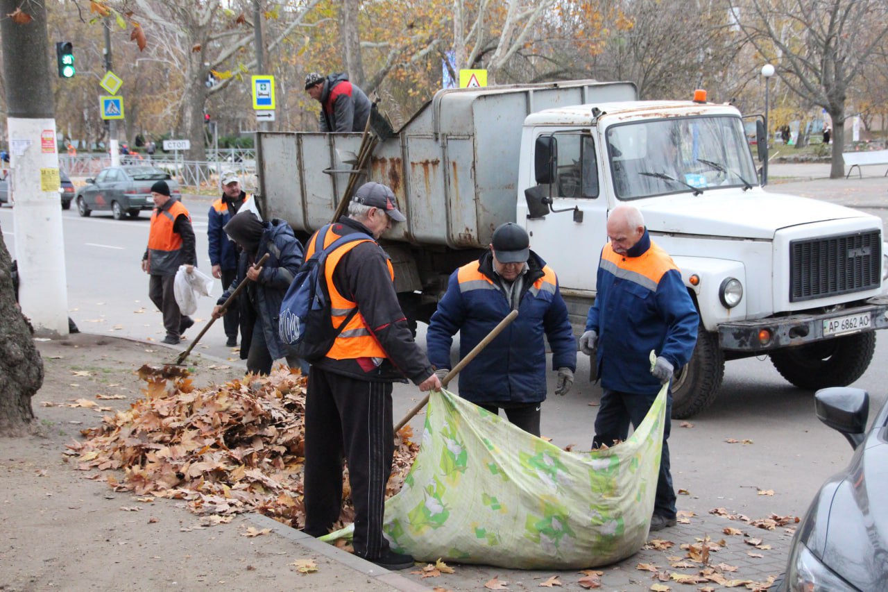 Коммунальщики Мелитополя провели уборку опавшей листвы Коммунальщики Мелитополя провели уборку опавшей листвы