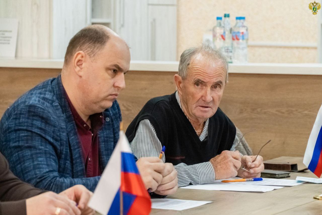 Прокурор города Мелитополя Олег Дурягин совместно с главой городского округа Мелитополь Сергеем Золотарёвым и начальником территориального отдела Семеновского сельского поселения администрации г.о. Мелитополь провели приём... Прокурор города Мелитополя Олег Дурягин совместно с главой городского округа Мелитополь Сергеем Золотарёвым и начальником территориального отдела Семеновского сельского поселения администрации г.о. Мелитополь провели приём...