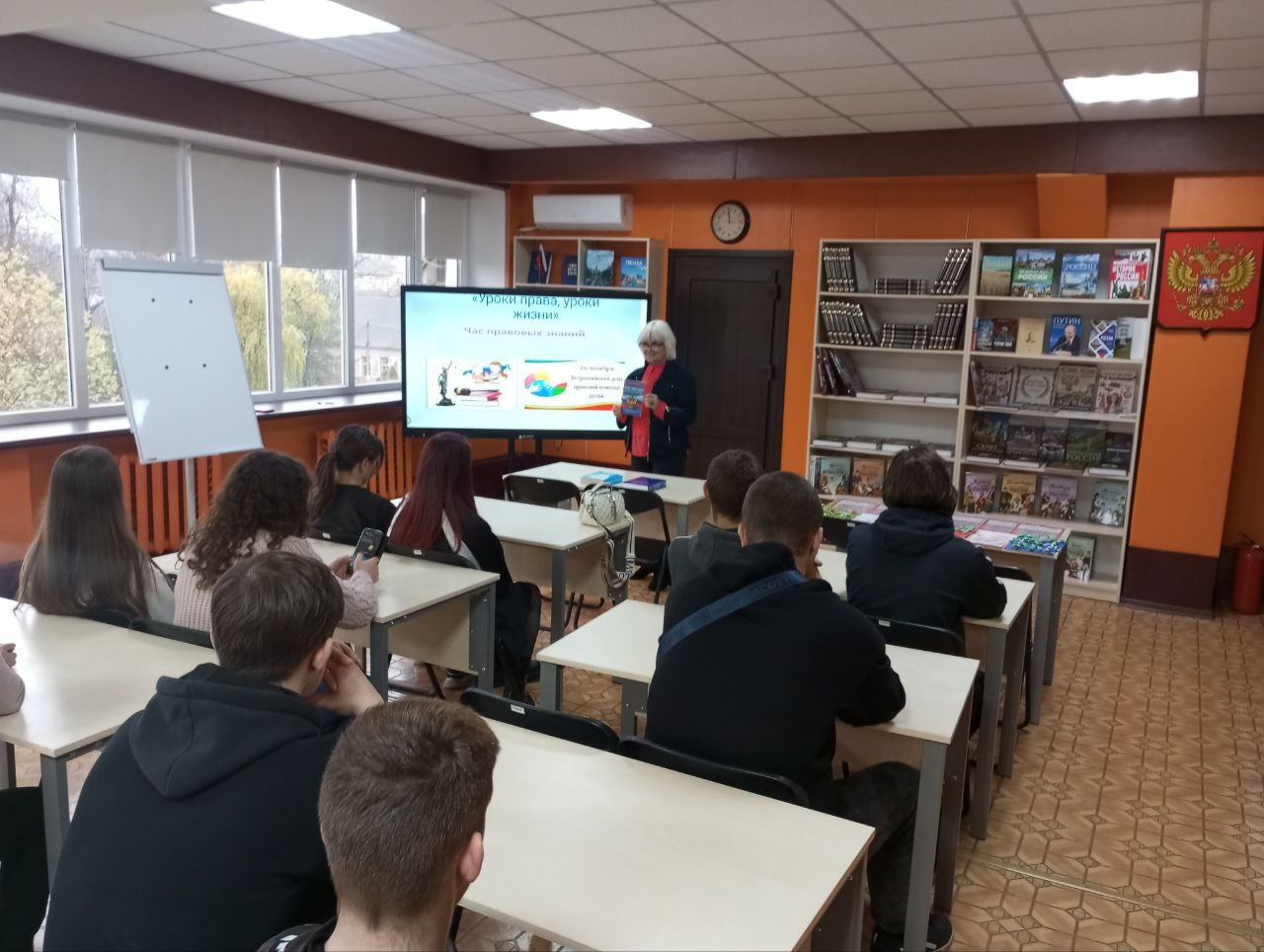 «Уроки права – уроки жизни»: накануне Всемирного дня прав ребёнка, в Токмакской центральной городской библиотеке прошёл час правовых знаний «Уроки права – уроки жизни»: накануне Всемирного дня прав ребёнка, в Токмакской центральной городской библиотеке прошёл час правовых знаний
