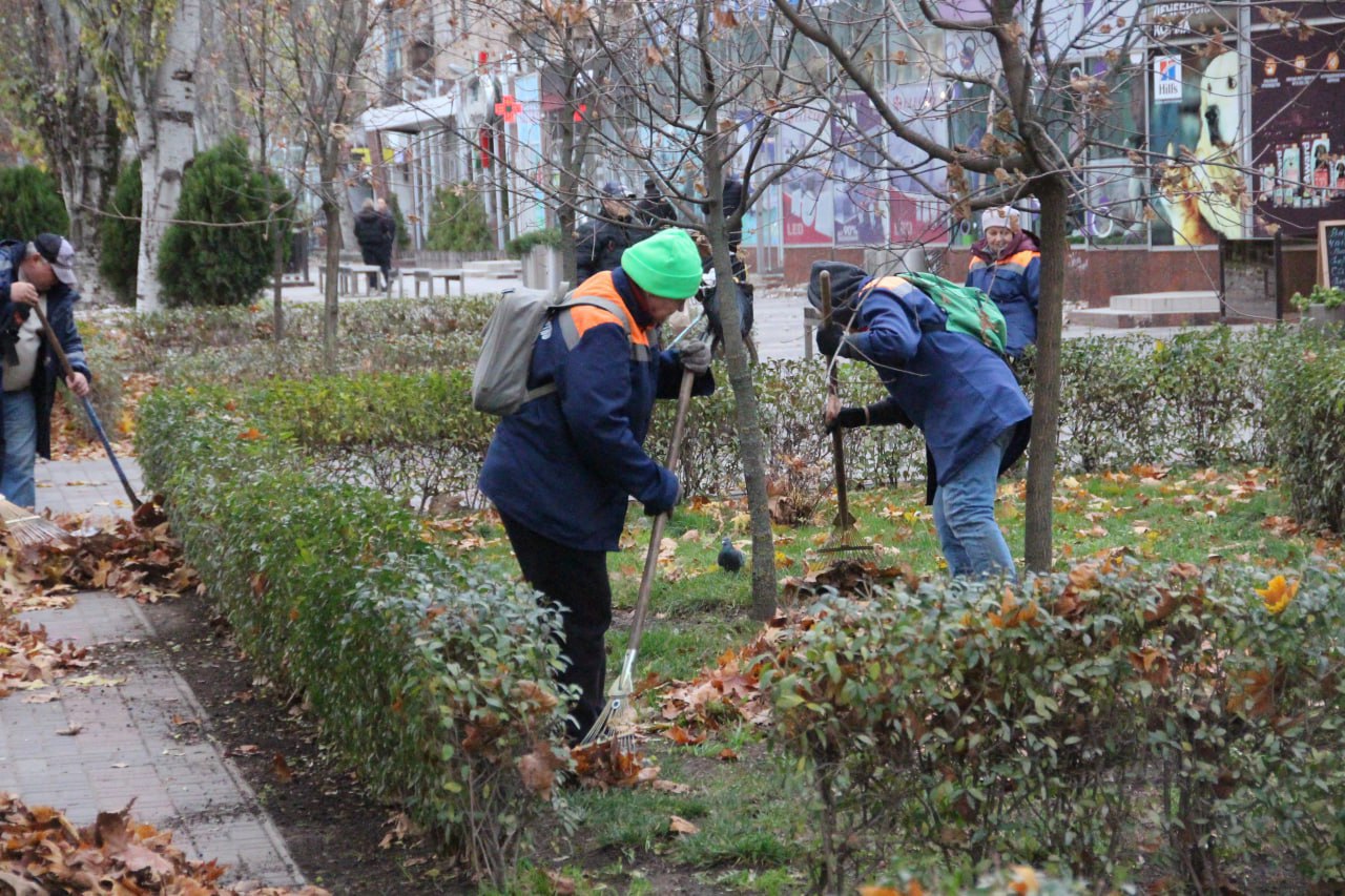 Коммунальщики Мелитополя провели уборку опавшей листвы Коммунальщики Мелитополя провели уборку опавшей листвы