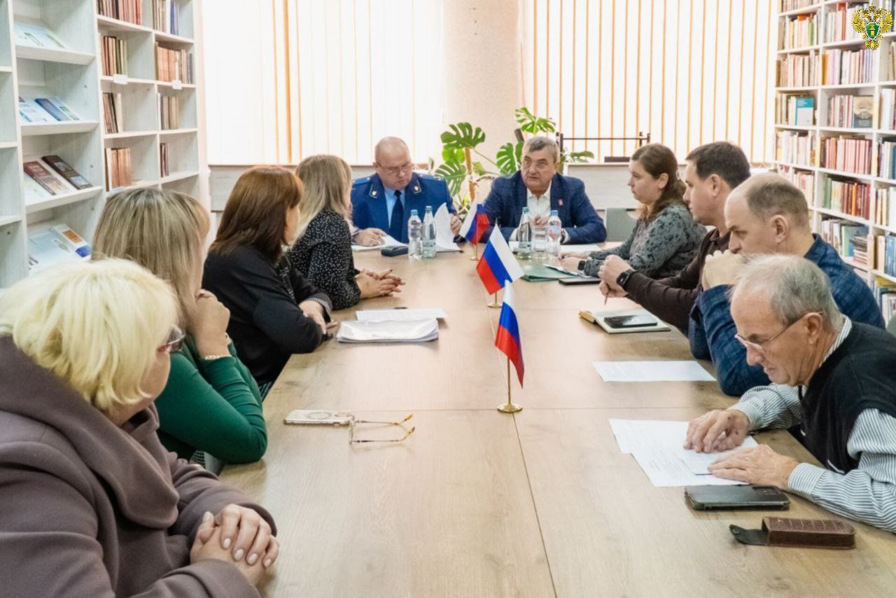 Прокурор города Мелитополя Олег Дурягин совместно с главой городского округа Мелитополь Сергеем Золотарёвым и начальником территориального отдела Семеновского сельского поселения администрации г.о. Мелитополь провели приём... Прокурор города Мелитополя Олег Дурягин совместно с главой городского округа Мелитополь Сергеем Золотарёвым и начальником территориального отдела Семеновского сельского поселения администрации г.о. Мелитополь провели приём...