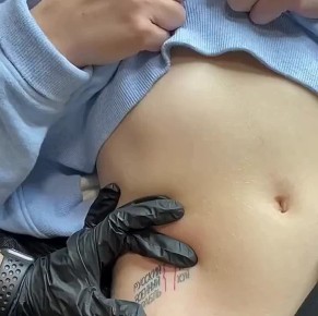 Очередная хохлодырка смазывает салом лыжи на Шереметьево