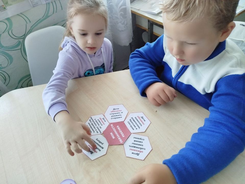 Во Всемирный день прав ребенка в Петровском сельском клубе совместно с Петровской сельской библиотекой прошло познавательное мероприятие для детей