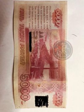 По имеющейся информации, противник распространяет поддельные купюры номиналом 1000 и 5000 рублей, на которых нанесены бандеровские лозунги