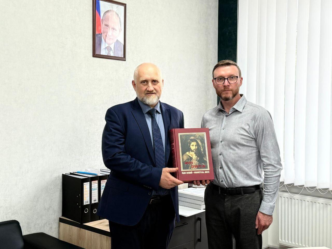 Томичи передали икону и духовную книгу врачам Запорожской области