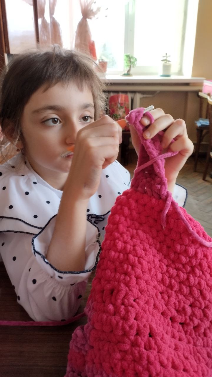 На кружке " Вязание крючком "в Приазовском ДК уделяется внимание не только творчеству, но и практичности- утеплениюШапочка, связанная ученицей,- это прекрасный пример того, как хобби может приносить реальную пользу На кружке " Вязание крючком "в Приазовском ДК уделяется внимание не только творчеству, но и практичности- утеплениюШапочка, связанная ученицей,- это прекрасный пример того, как хобби может приносить реальную пользу