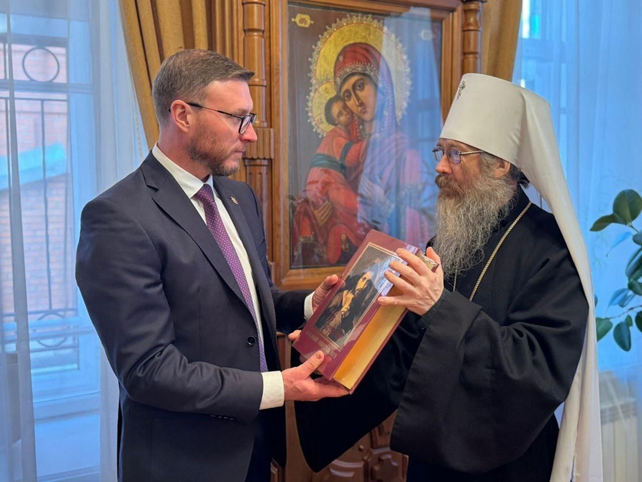 Томичи передали икону и духовную книгу врачам Запорожской области Томичи передали икону и духовную книгу врачам Запорожской области