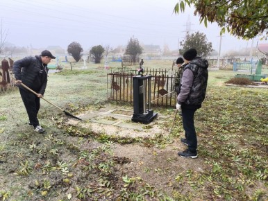 Сотрудники МКУ «Благоустройство» провели работы по уборке Братских могил советских воинов