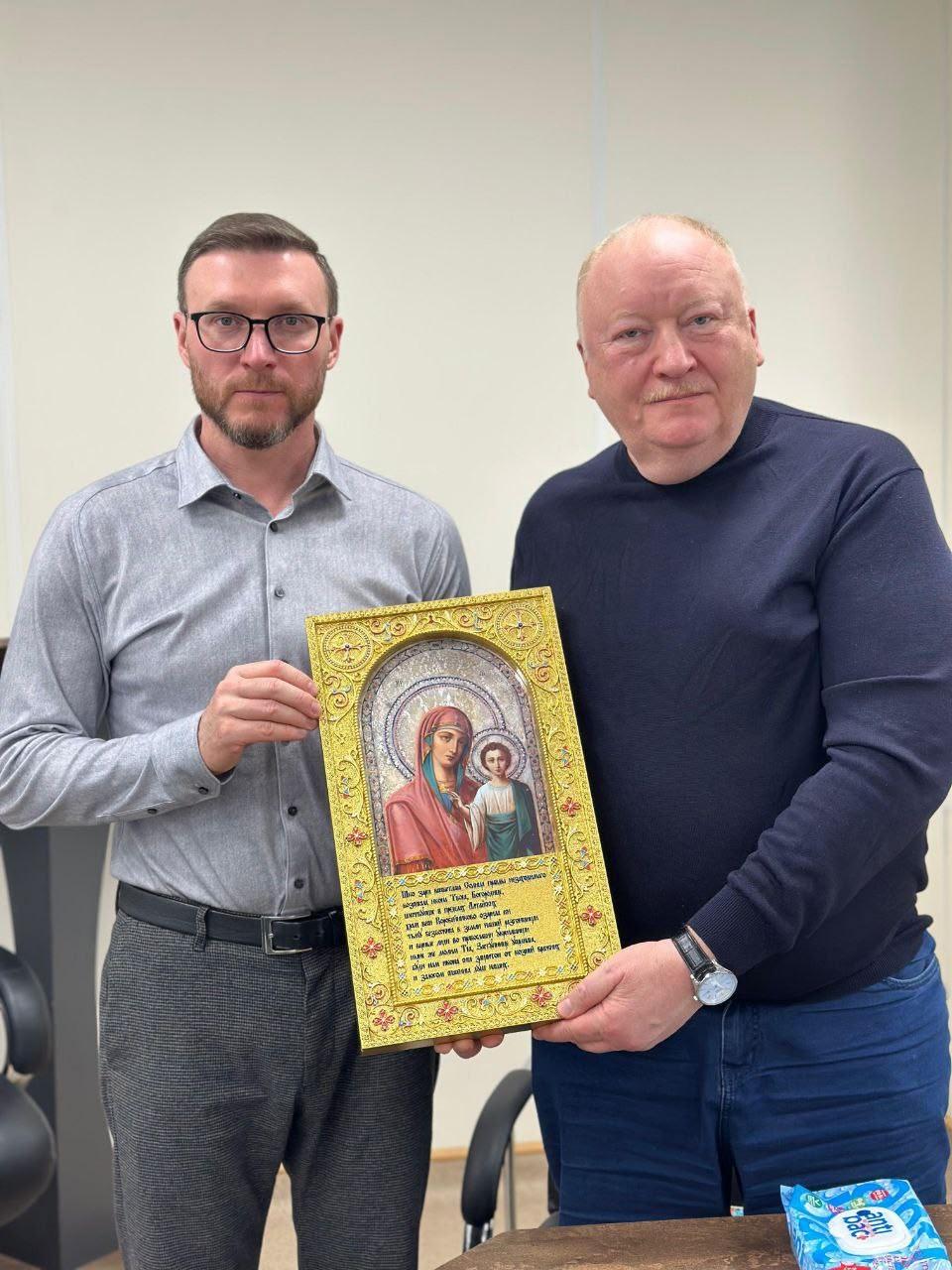 Томичи передали икону и духовную книгу врачам Запорожской области Томичи передали икону и духовную книгу врачам Запорожской области