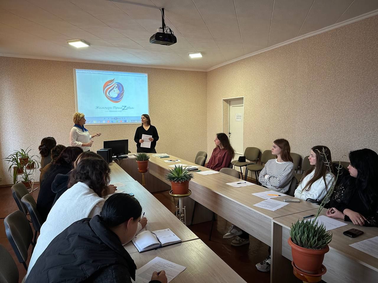 В Токмаке при поддержке «Единой России» провели занятие женского клуба по карьерному ориентированию для выпускниц