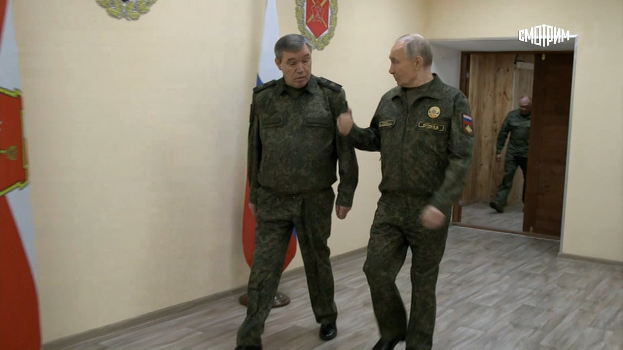 Владимир Путин посетил один из командных пунктов группировки "Запад" Владимир Путин посетил один из командных пунктов группировки "Запад"