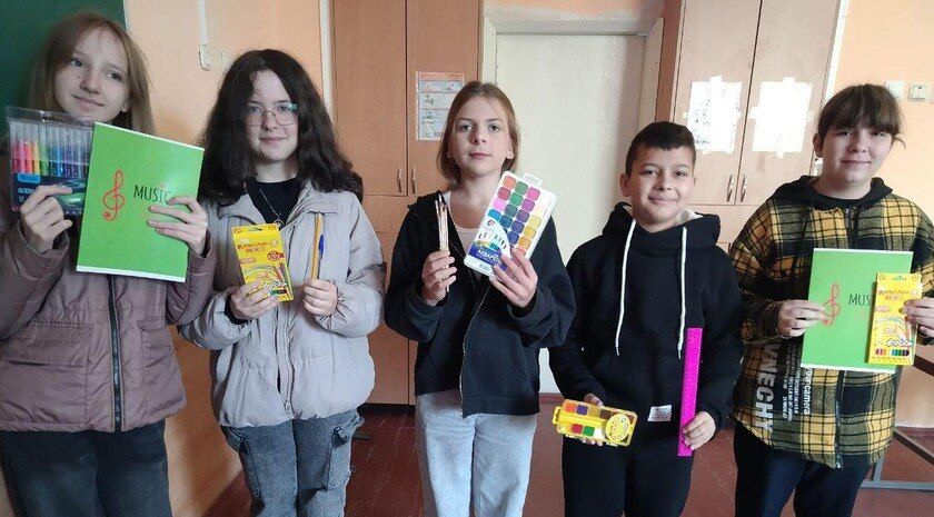 Школьники Бердянского района получили от псковичей канцтовары и учебники