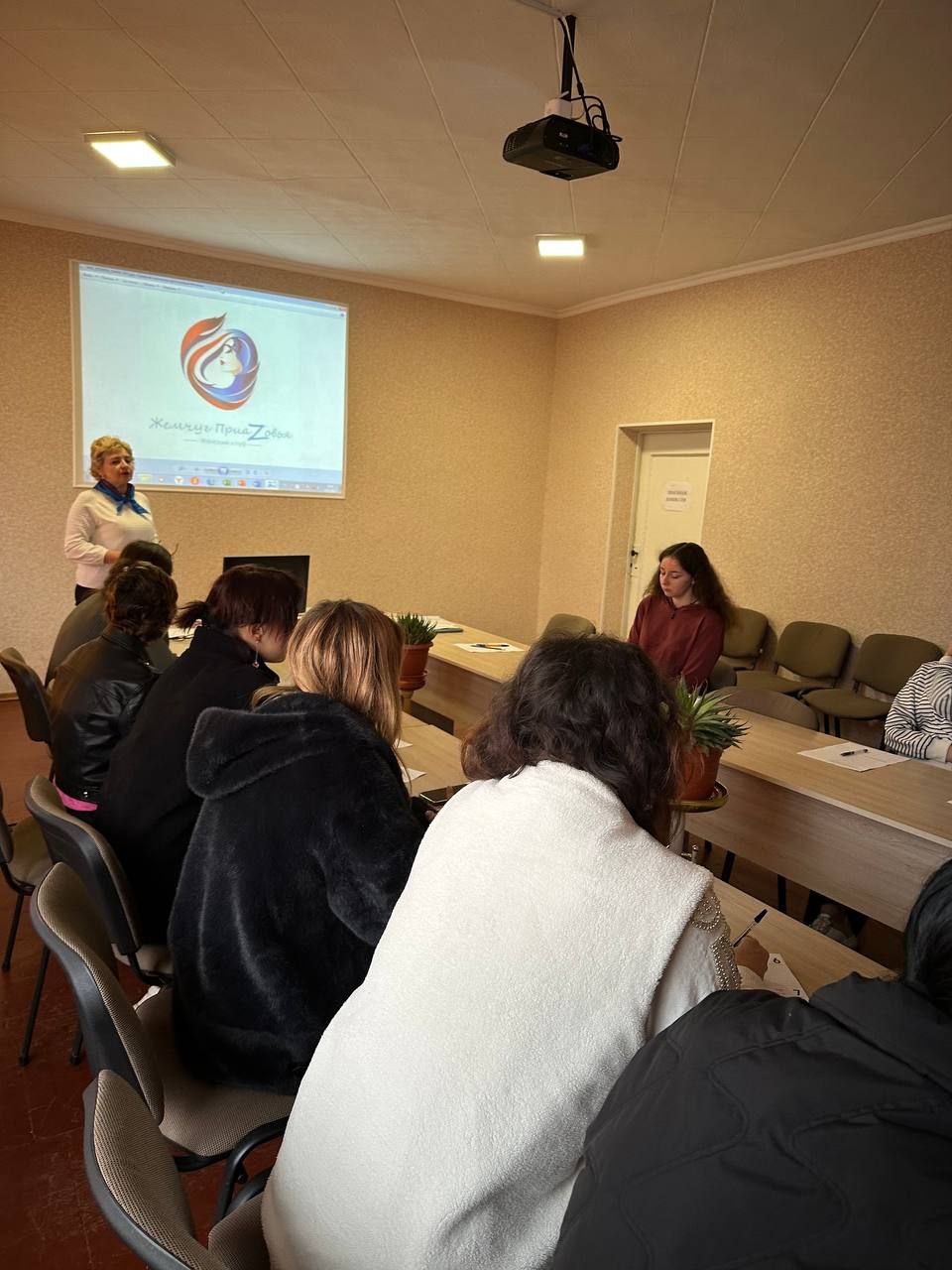 В Токмаке при поддержке «Единой России» провели занятие женского клуба по карьерному ориентированию для выпускниц В Токмаке при поддержке «Единой России» провели занятие женского клуба по карьерному ориентированию для выпускниц