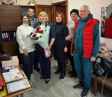Депутаты от партии «Единая Россия» поздравили с юбилеем директора Токмакской школы № 5 имени Героя Советского Союза Павла Матюха