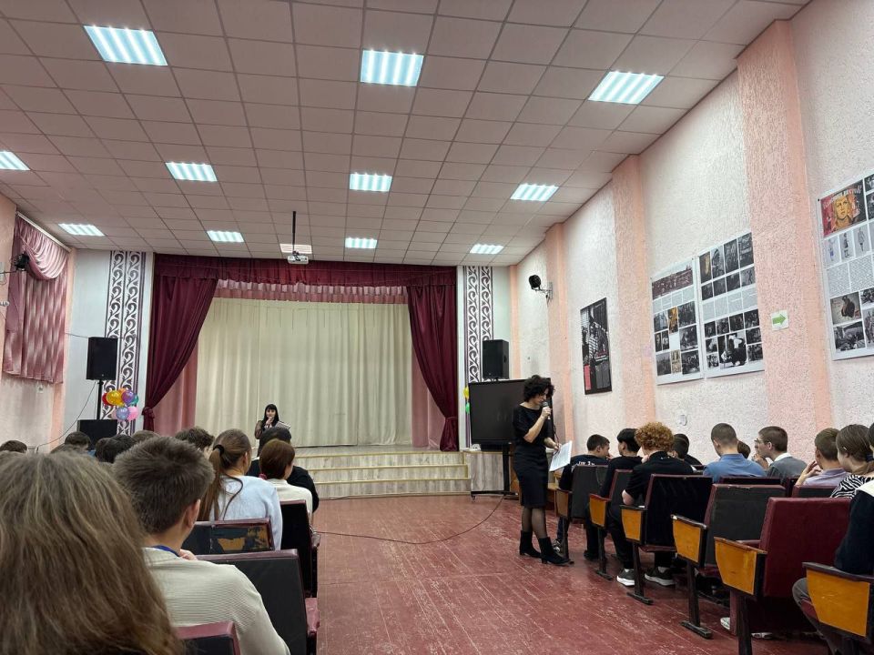 Сотрудники Приазовского Дома культуры провели познавательную беседу "Я и мои права" ко Всемирному дню правовой помощи детям, для учащихся 8-х классов Приазовской СОШ №9 Сотрудники Приазовского Дома культуры провели познавательную беседу "Я и мои права" ко Всемирному дню правовой помощи детям, для учащихся 8-х классов Приазовской СОШ №9