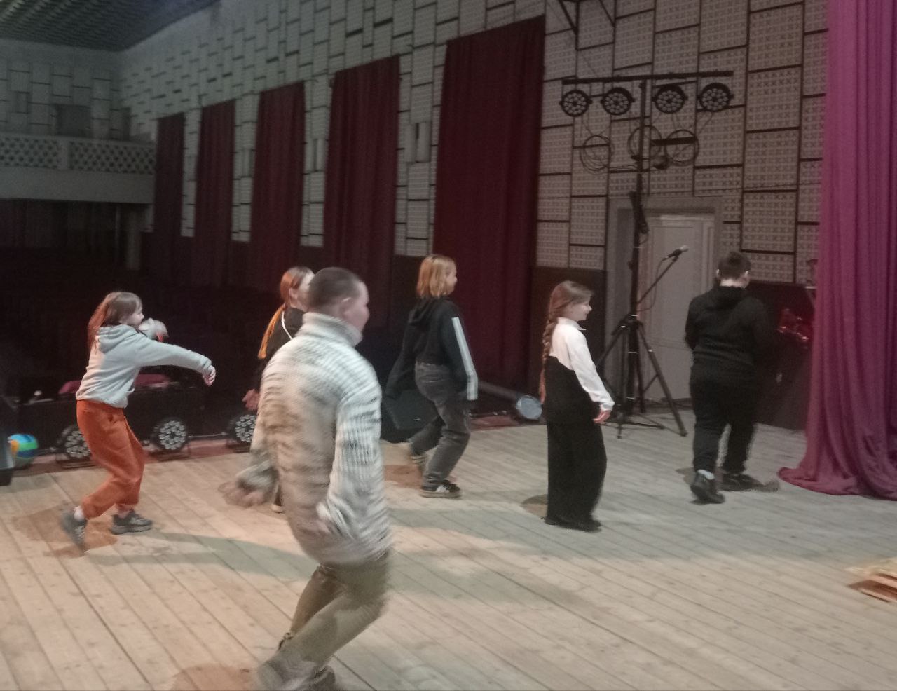 Во Владимировском СДК состоялась Развлекательная программа для детей младшего школьного возраста «Вместе весело танцевать», посвященная Дню ребенка Во Владимировском СДК состоялась Развлекательная программа для детей младшего школьного возраста «Вместе весело танцевать», посвященная Дню ребенка