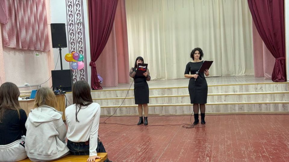 Сотрудники Приазовского Дома культуры провели познавательную беседу "Я и мои права" ко Всемирному дню правовой помощи детям, для учащихся 8-х классов Приазовской СОШ №9