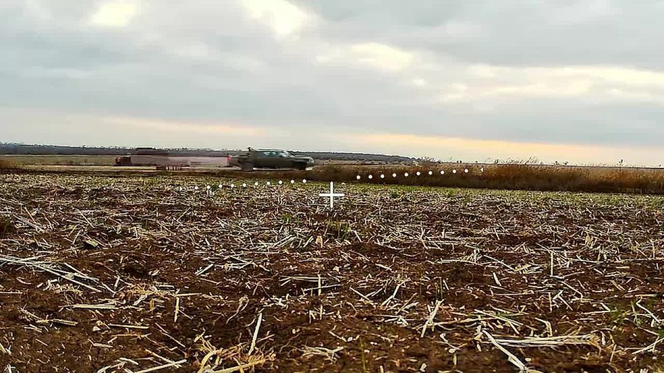 Операторы ударных БПЛА подразделения беспилотных систем группировки войск «Восток» нанесли серию точных ударов по автомобильной технике противника в Запорожской области