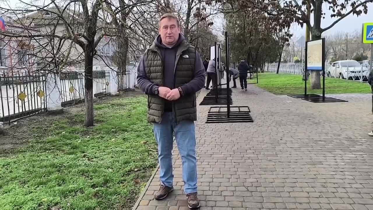 Александр Трудоношин: В Акимовке, у 27-й школы, прямо сейчас устанавливают уличную выставку «100 достоверных фактов о Новороссии»