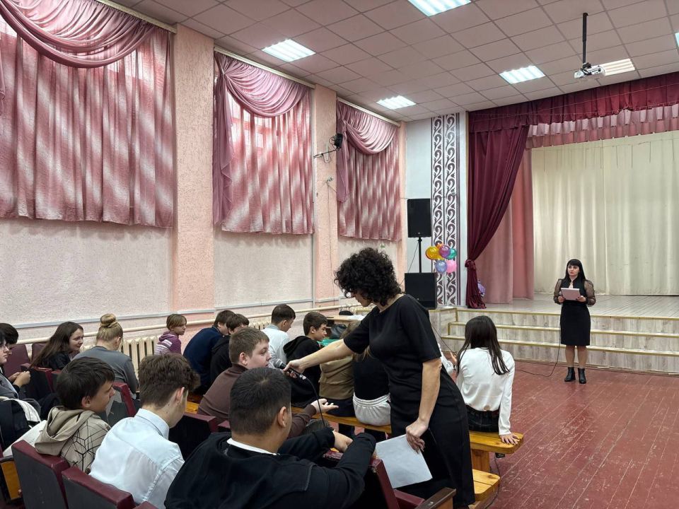 Сотрудники Приазовского Дома культуры провели познавательную беседу "Я и мои права" ко Всемирному дню правовой помощи детям, для учащихся 8-х классов Приазовской СОШ №9 Сотрудники Приазовского Дома культуры провели познавательную беседу "Я и мои права" ко Всемирному дню правовой помощи детям, для учащихся 8-х классов Приазовской СОШ №9