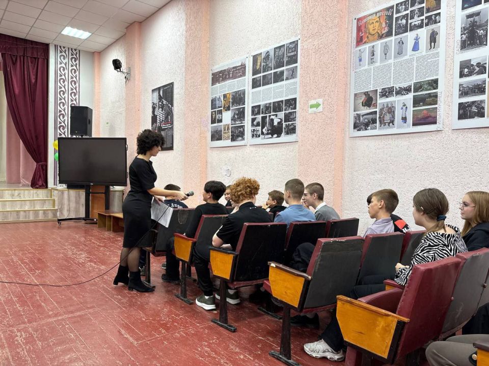 Сотрудники Приазовского Дома культуры провели познавательную беседу "Я и мои права" ко Всемирному дню правовой помощи детям, для учащихся 8-х классов Приазовской СОШ №9 Сотрудники Приазовского Дома культуры провели познавательную беседу "Я и мои права" ко Всемирному дню правовой помощи детям, для учащихся 8-х классов Приазовской СОШ №9