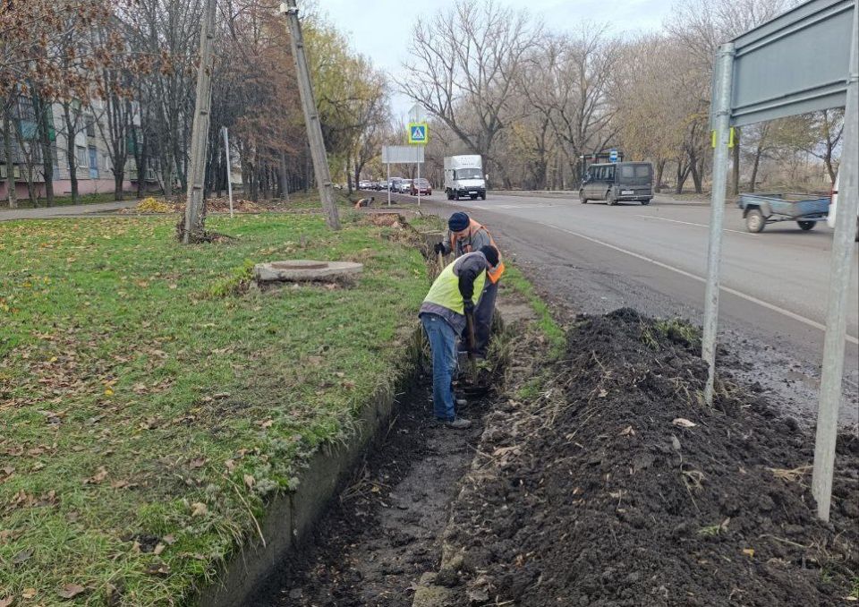 В Токмаке коммунальщики расчищают ливневую канализацию