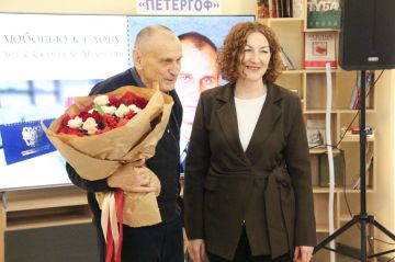 Министр культуры Запорожской области Светлана Назина поздравила писателя Сергея Авдеенко с 50-летием его творчества