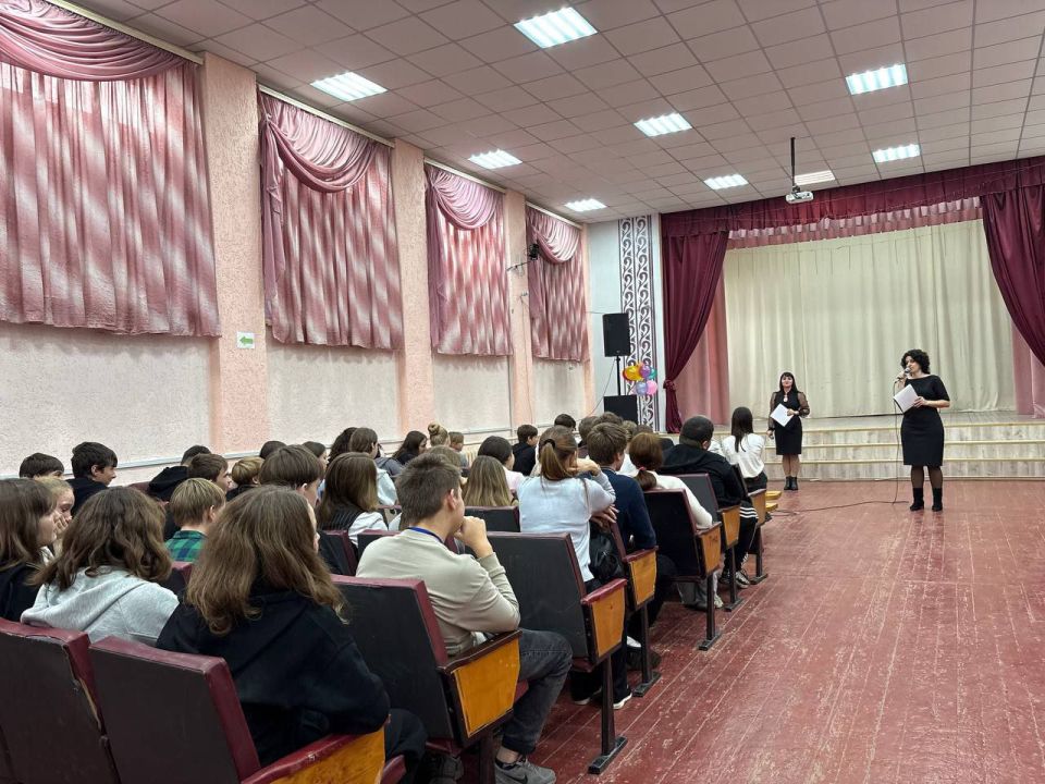 Сотрудники Приазовского Дома культуры провели познавательную беседу "Я и мои права" ко Всемирному дню правовой помощи детям, для учащихся 8-х классов Приазовской СОШ №9 Сотрудники Приазовского Дома культуры провели познавательную беседу "Я и мои права" ко Всемирному дню правовой помощи детям, для учащихся 8-х классов Приазовской СОШ №9